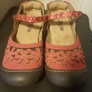 Like New JBU Red Wildflower Memory Foam Sandals